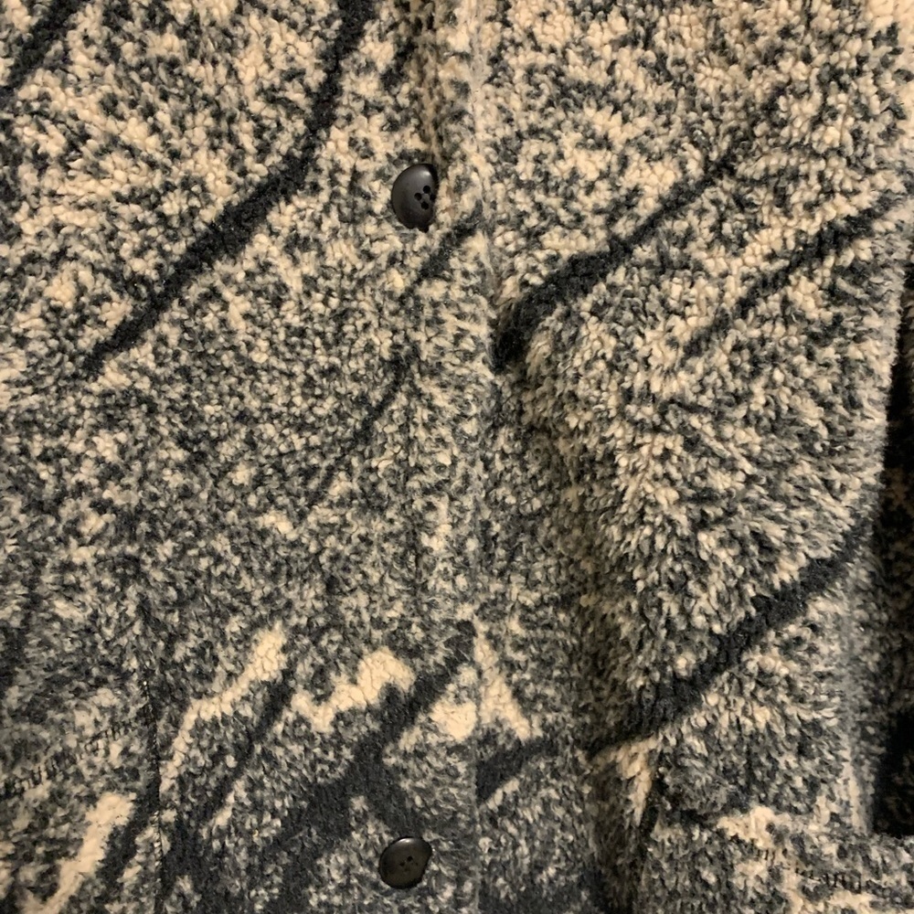 𝅺FLEECE Patterned Button Up Shacket - Size Medium - Picture 5 of 6